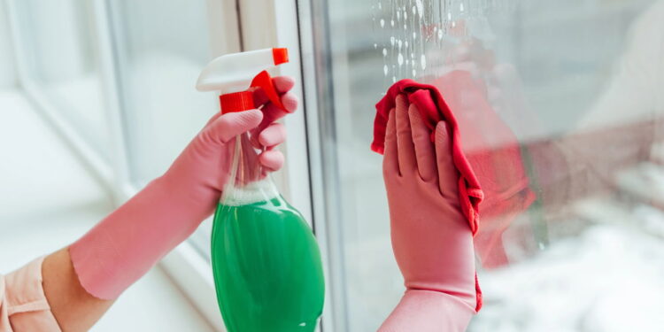 Esse truque barato pode transformar o vidro do seu box