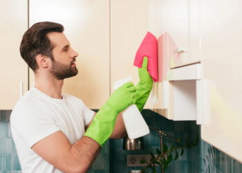 Nem sabão, nem detergente: jeito barato de limpar gordura da cozinha