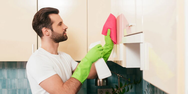 Nem sabão, nem detergente: jeito barato de limpar gordura da cozinha