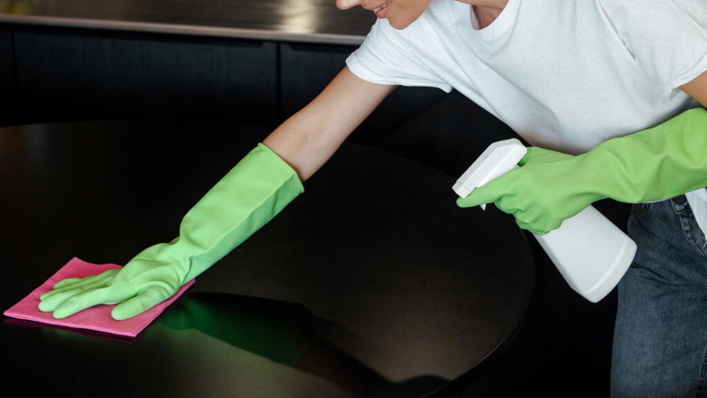 Nem panos secos, nem espanadores: a forma mais eficaz para limpar móveis escuros