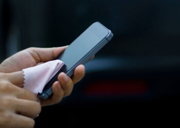 Celular sujo? Veja como eliminar germes e bactérias de forma segura