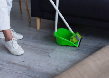 Nem pano de chão, nem mop: o acessório barato que deixa o piso brilhando