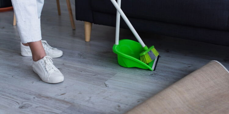 Nem pano de chão, nem mop: o acessório barato que deixa o piso brilhando