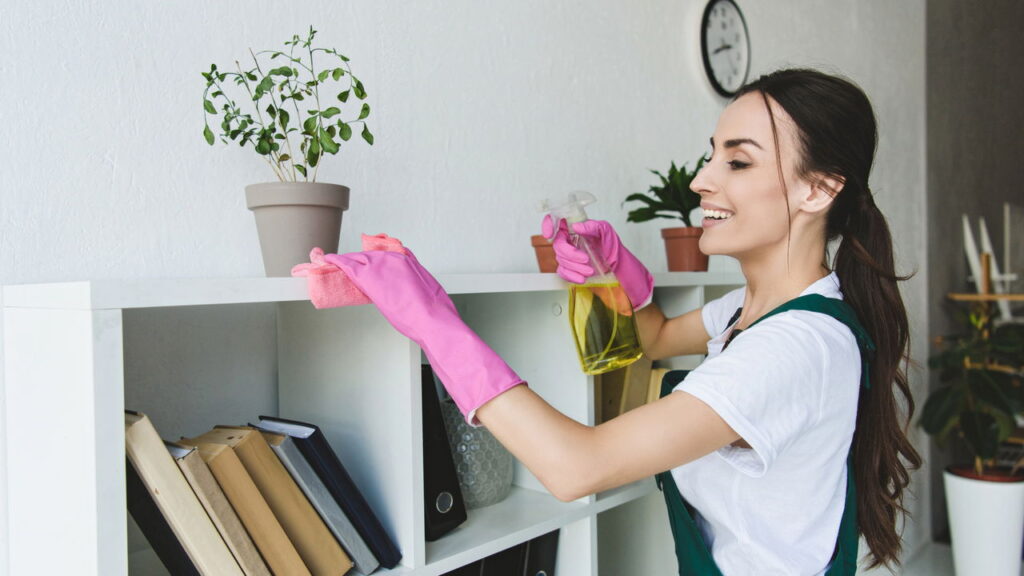 O melhor truque para manter os móveis livres de poeira por dias