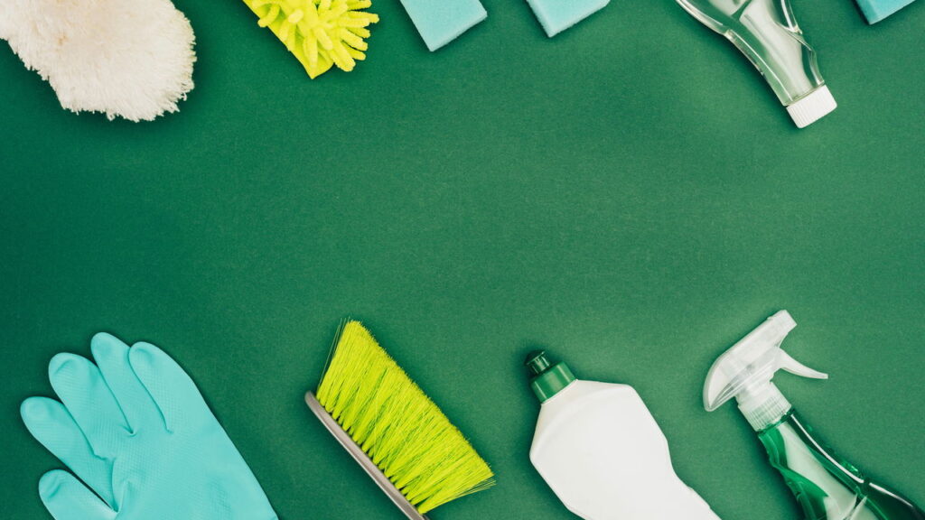 Manter a casa limpa à noite pode ser um dos piores hábitos para o sono

