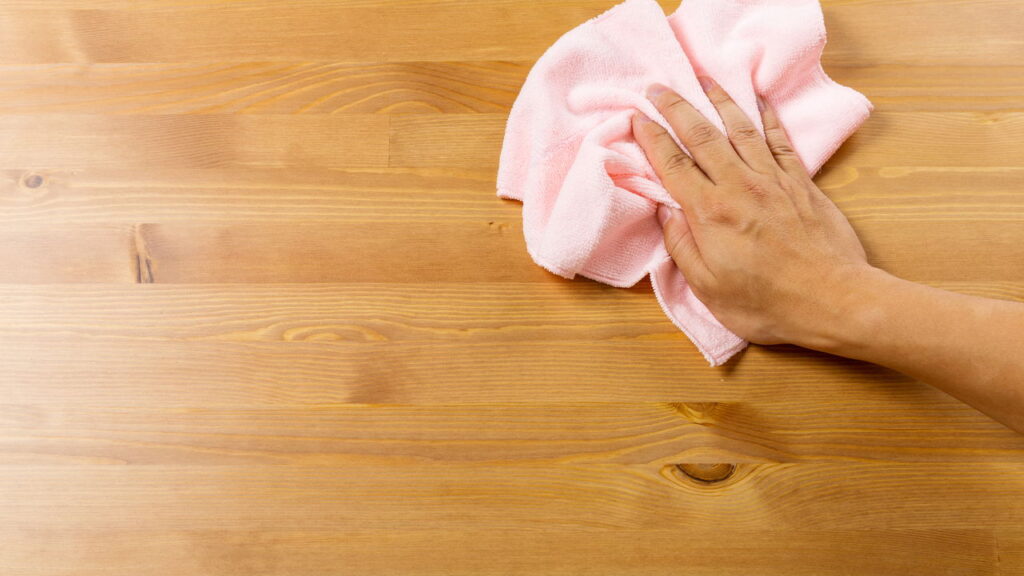 Nem lustra-móveis, nem pano seco: o que realmente dá brilho e protege seus móveis