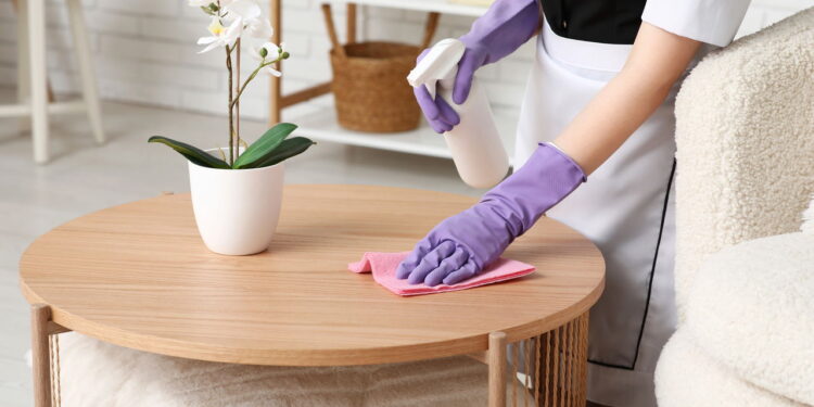 Nem lustra-móveis, nem pano seco: o que realmente dá brilho e protege seus móveis