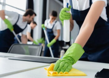 Nem água sanitária, nem desinfetante: o ingrediente natural que elimina germes e perfuma a casa