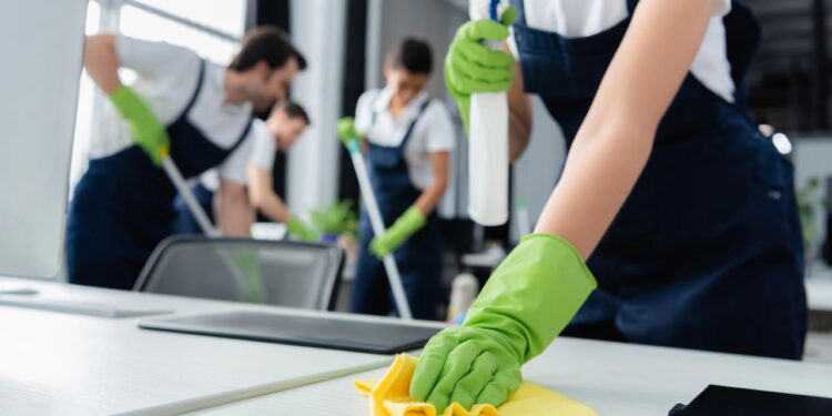 Nem água sanitária, nem desinfetante: o ingrediente natural que elimina germes e perfuma a casa