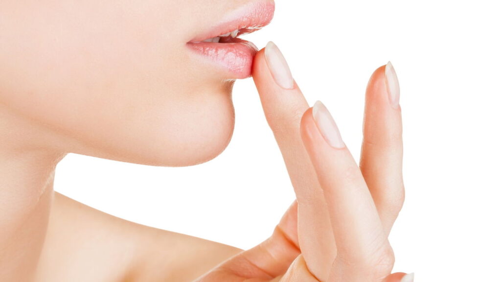 Nem batom, nem gloss: o item que virou tendência nos lábios no inverno