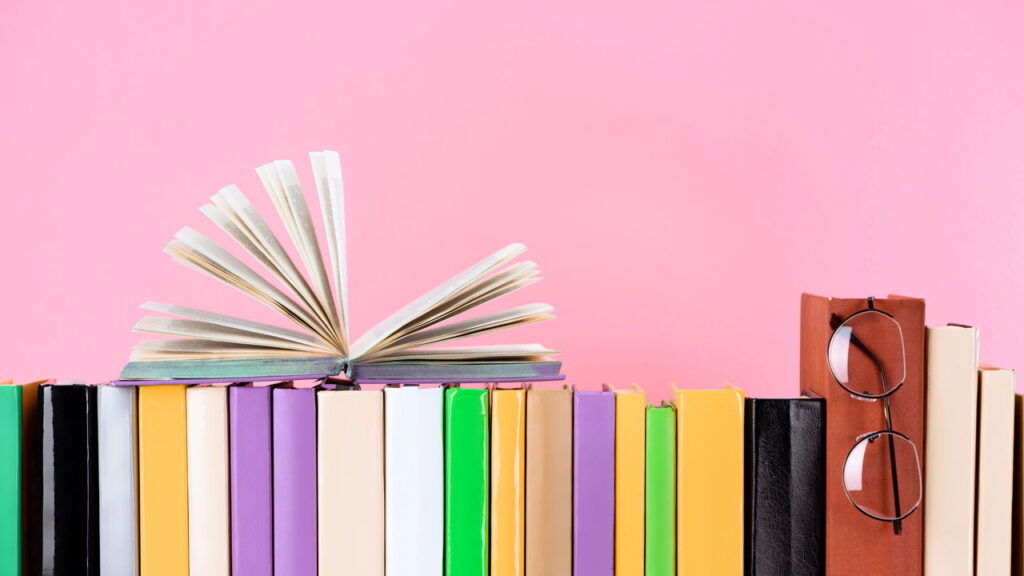 Este cuidado simples pode salvar seus livros da poeira e do mofo