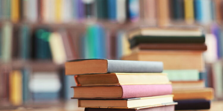 Reaproveite livros antigos como suporte para plantas e decoração