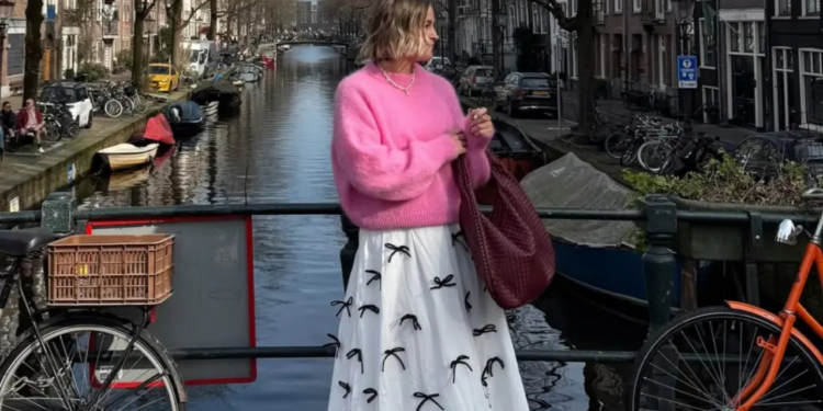 Esse visual com suéter e saia está conquistando todo mundo