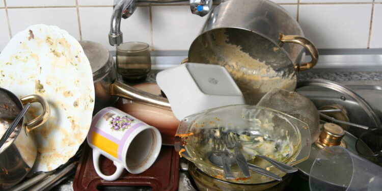 Pessoas que deixam a louça na pia por dias têm essas coisas em comum