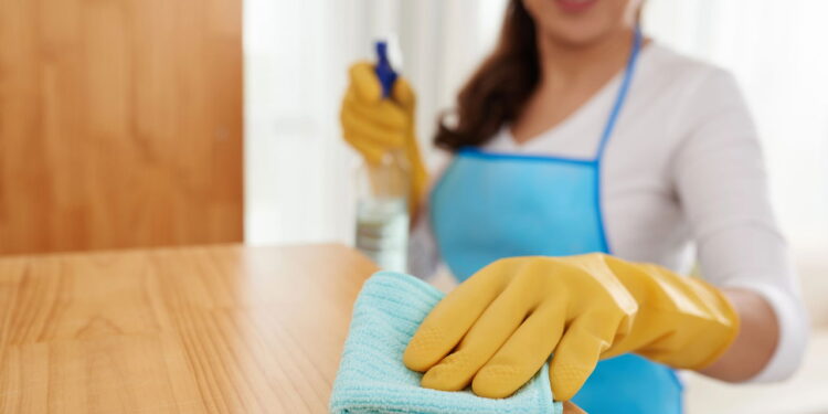 Evite passar lustra-móveis em madeira; essa receita natural protege e ainda dá brilho