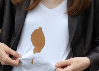 Nem vinagre, nem bicarbonato: truque caseiro que tira manchas difíceis