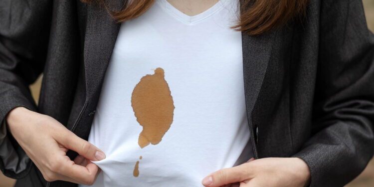 Nem vinagre, nem bicarbonato: truque caseiro que tira manchas difíceis