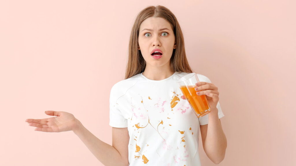 Nem vinagre, nem bicarbonato: truque caseiro que tira manchas difíceis