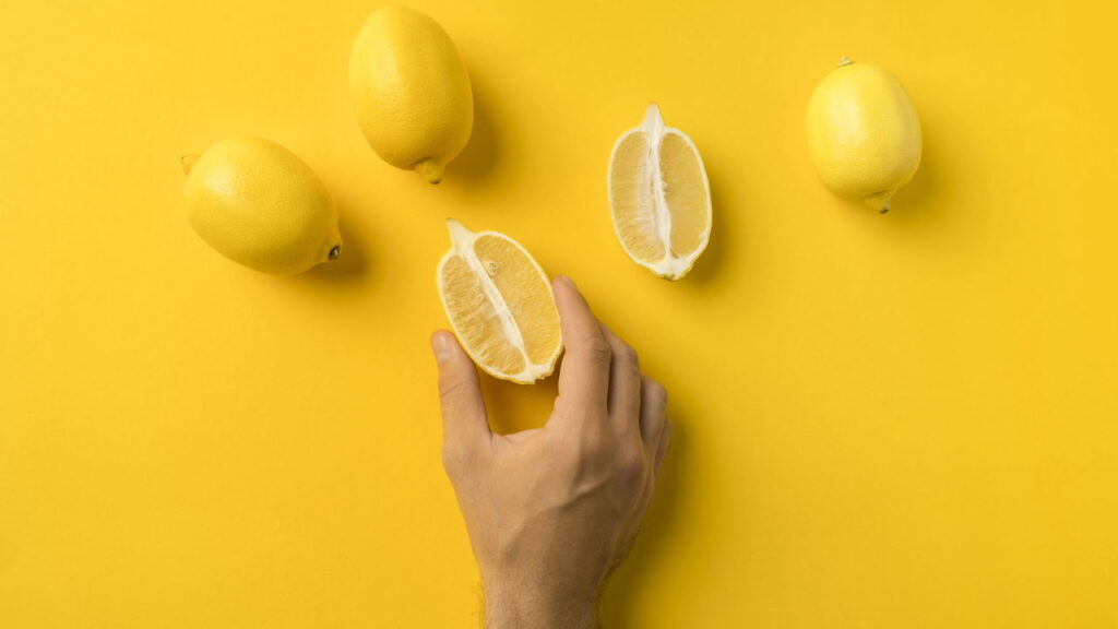 Nem sabão, nem vinagre: esse ingrediente deixa o fogão brilhando