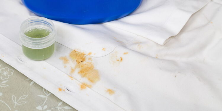 Como tirar manchas de caneta da roupa sem esforço e com itens que você tem em casa