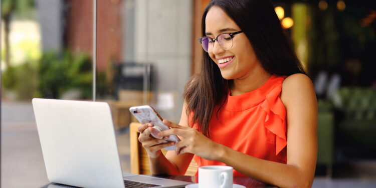 Saiba o que o hábito de revisar mensagem antes de enviar significa, segundo a psicologia