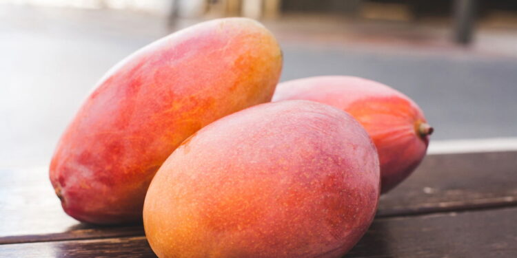 Você nunca mais vai jogar a casca da manga fora depois de saber disso