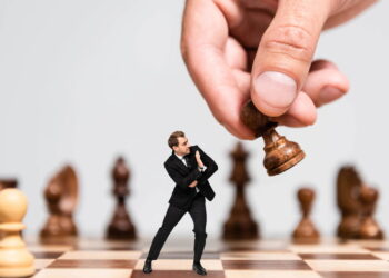 As táticas mais usadas por pessoas controladoras segundo a psicologia