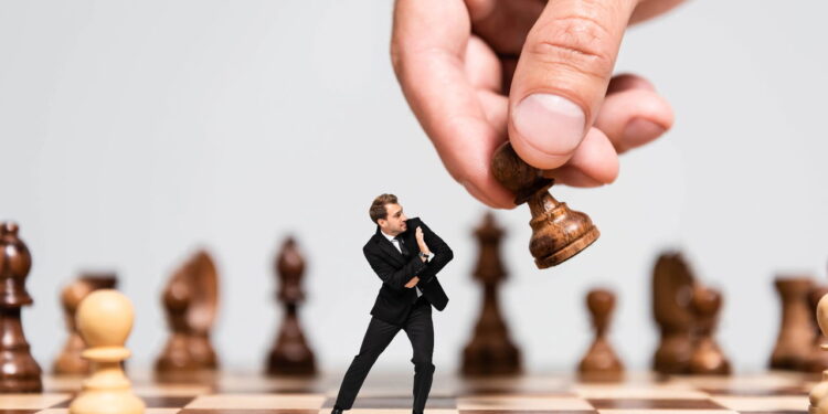 As táticas mais usadas por pessoas controladoras segundo a psicologia