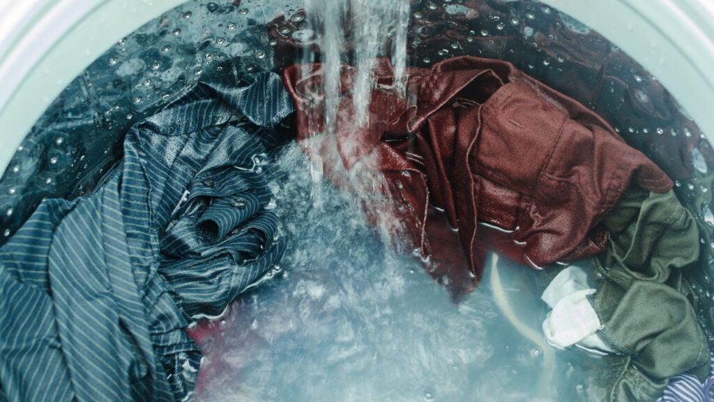 Mito ou verdade: lavar roupa com água quente sempre remove manchas