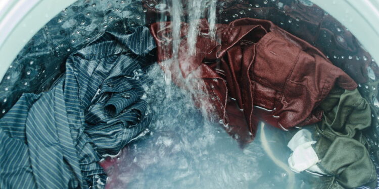 A melhor forma de reaproveitar a água da máquina e economizar