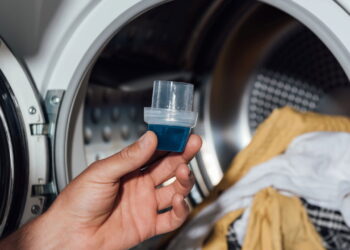 Tem um jeito certo de usar desinfetante na lavagem e ninguém te conta