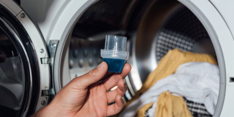Tem um jeito certo de usar desinfetante na lavagem e ninguém te conta
