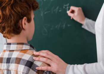 Crianças de 6 anos resolvem a conta em 10 segundos, você também consegue?