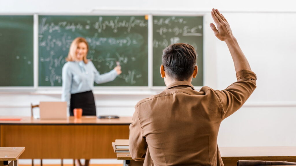 Quanto é 8÷2(2+2) = ? Essa equação simples está deixando os internautas loucos