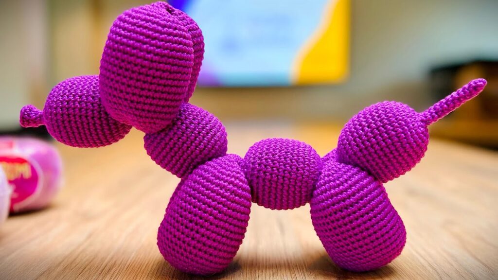 Amigurumi de cachorro de balão em crochê conquista com criatividade e design moderno