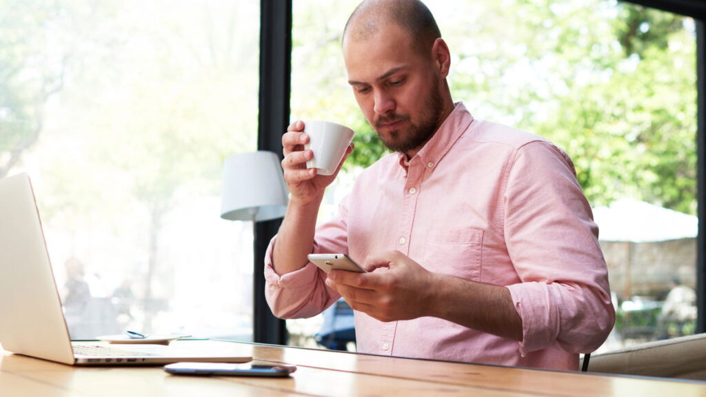 Saiba o que o hábito de revisar mensagem antes de enviar significa, segundo a psicologia