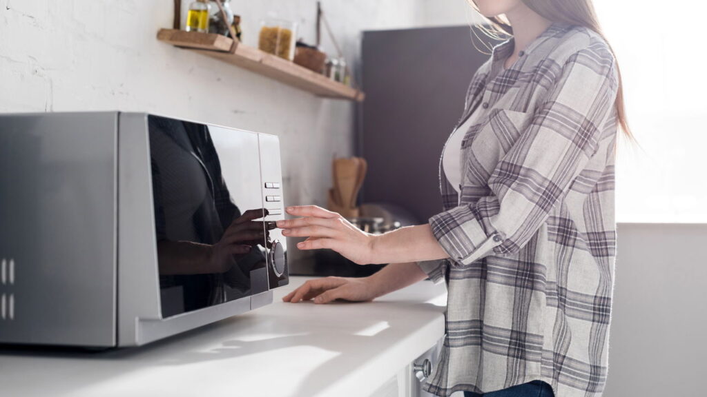 Você provavelmente usa o micro-ondas do jeito errado e a posição do prato muda tudo

