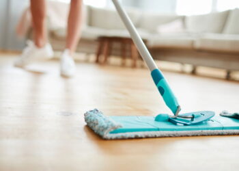 Nem vassoura, nem aspirador a ferramenta que limpa seu piso rápido e barato