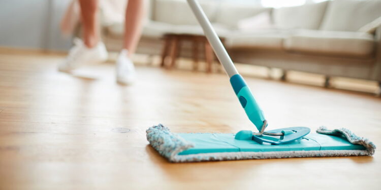 Nem vassoura, nem aspirador a ferramenta que limpa seu piso rápido e barato
