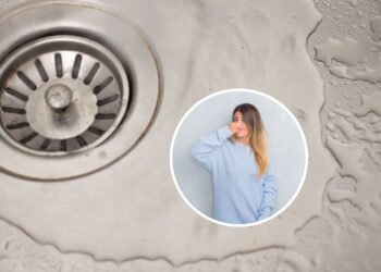 Nem desinfetante, nem álcool: o truque para eliminar o mau cheiro do ralo