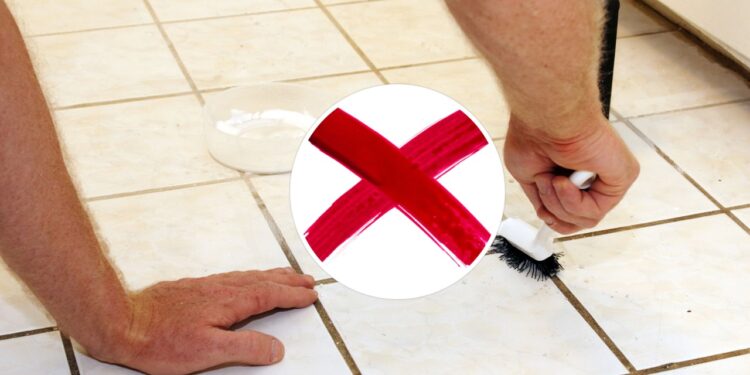 Nem escova, nem água sanitária: truque que limpa rejunte rapidamente