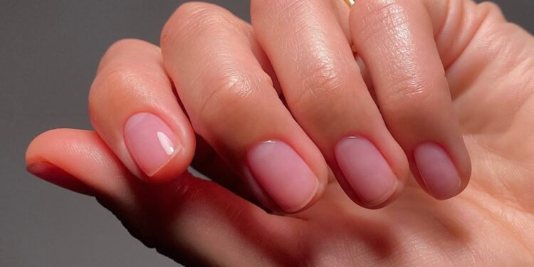 Unhas delicadas e elegantes com um truque que poucos conhecem