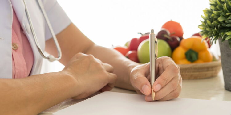 É possível perder peso sem fazer dieta restritiva? O que pensam os nutricionistas