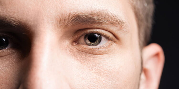 Piscar frequente dos olhos indica sistema nervoso em estado de alerta máximo, explicam especialistas