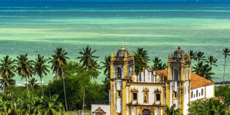 Essa cidade colorida é um abraço quente com cheiro de história e som de frevo