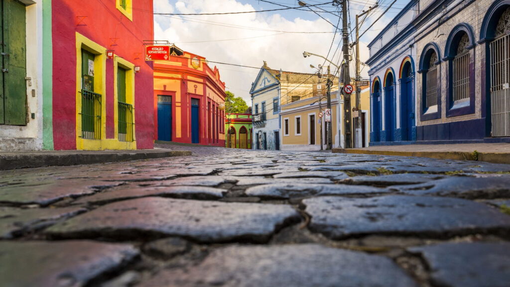 Essa cidade colorida é um abraço quente com cheiro de história e som de frevo