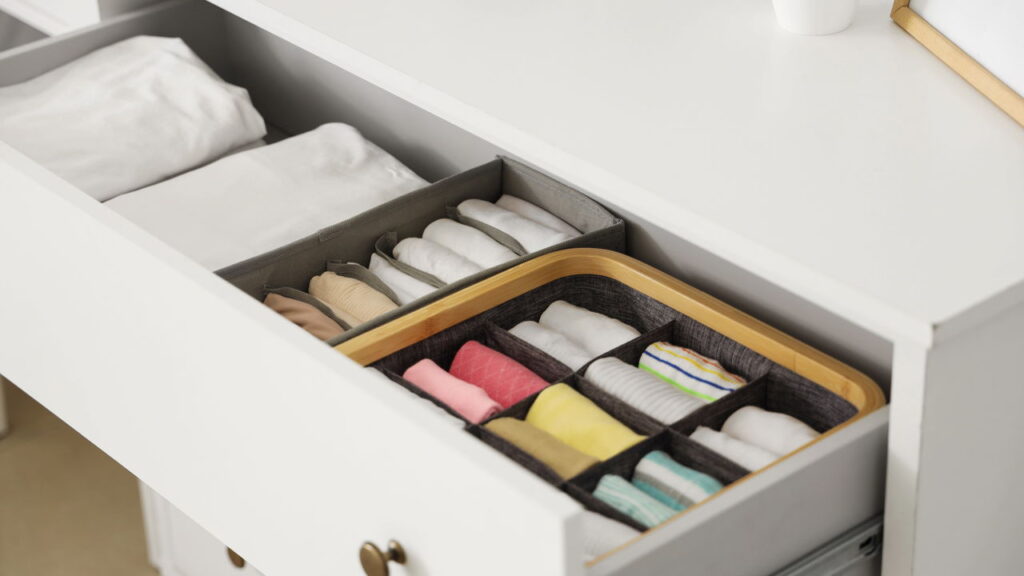 O que significa guardar roupas velhas, segundo a psicologia