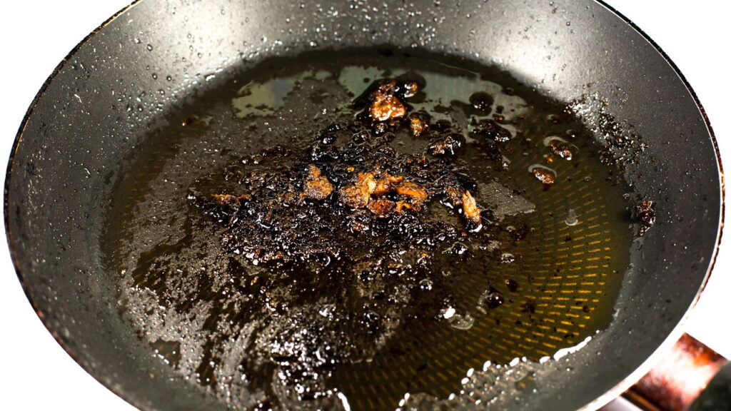 Nem detergente, nem sabão: como tirar gordura pesada de panelas