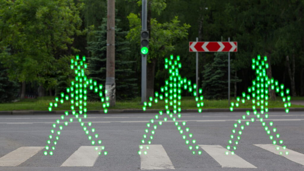 Você pode ser multado se não parar na faixa de pedestre sem sinal

