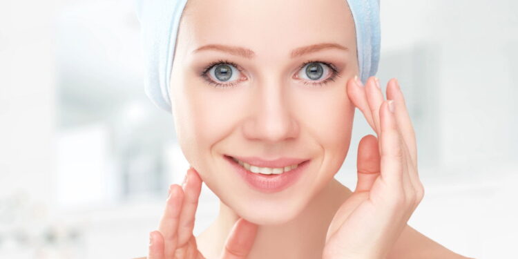 Quais são os benefícios de aplicar clara de ovo no rosto